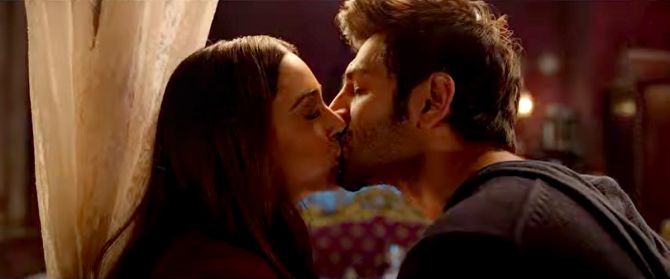 Kartik Aryan kissing Kiara Advani
